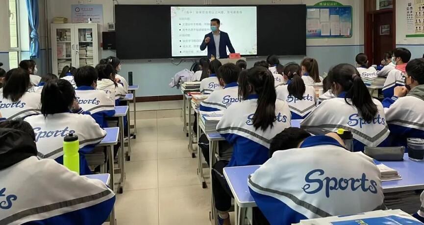 《放眼未來，綻放青春——與夢想牽手》心理講座